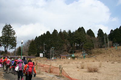 リフトの脇を登ろうとしている写真