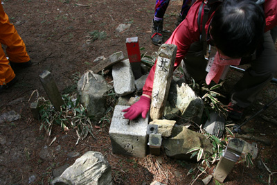 比叡山山頂の一等三角点にさわっている写真
