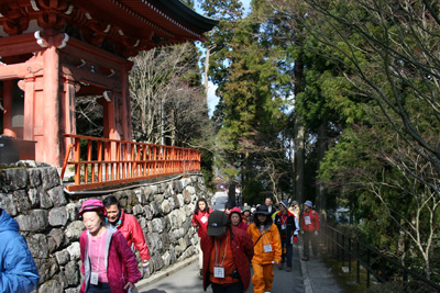 延暦寺境内を歩いている写真その２