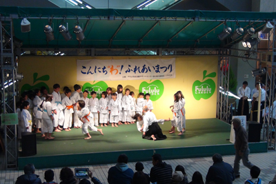 八千代合気会の人たちの演技の写真