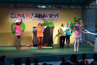 子どもネット八千代の大人の人たちの演技の写真