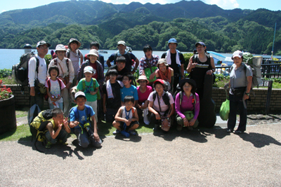 相模湖を背に相模湖公園で撮影した集合写真