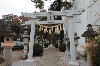 富士浅間神社の鳥居の写真