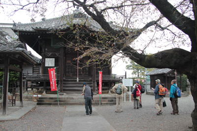 一行寺にある藤岡市指定重要文化財の動堂観世音の写真