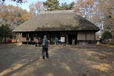 旧御子神家住宅の敷地内を歩いている写真