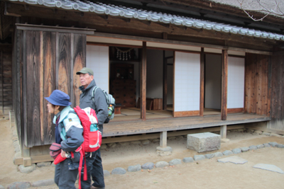 武家屋敷の敷地内を歩いている写真