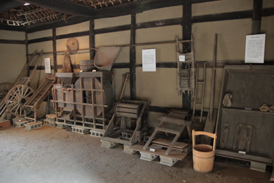 御子神家の土間に置かれた展示物の写真