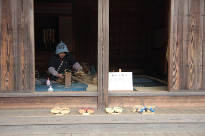 安房の農家でわらじを編む人の写真