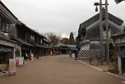 商家の町並みの写真