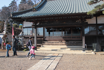 観音寺の境内を歩いている写真