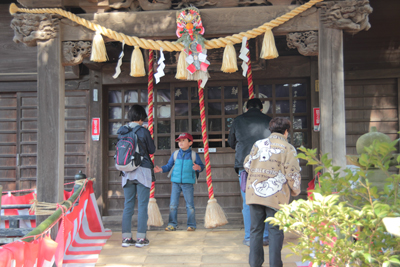 飯綱神社の鈴を鳴らすH君の写真