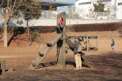 遊具で遊ぶAちゃんと見守るYさんの写真