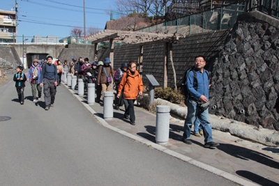 日向山公園に向かう歩道を歩いている写真