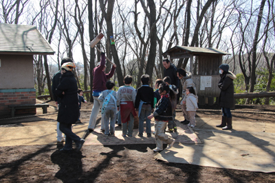 日向山公園で餅つきをしているグループの写真