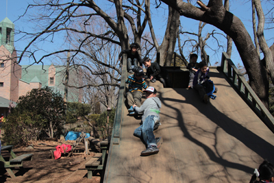 日向山公園の滑る遊具で遊ぶ子どもたちの写真