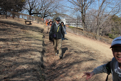 日向山公園内を歩いている写真