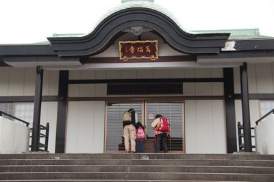 万福寺でお参りしている写真