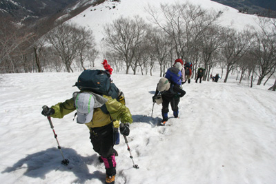 地蔵の頭から小遠見山に向けて登りはじめた写真