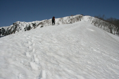 左上の小遠見山を目指す先行者の写真