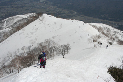 小遠見山の手前の尾根を登っている写真
