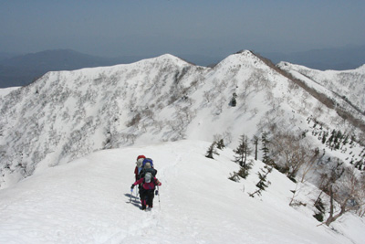 小遠見山、中遠見山を背に大遠見山に向けて登っている写真