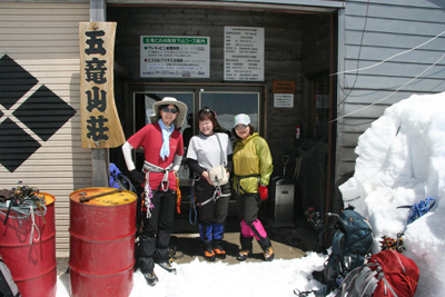 五竜山荘前での女性陣の写真