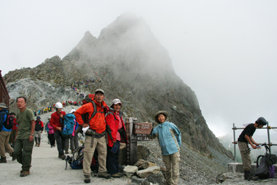 槍ヶ岳山荘前での集合写真