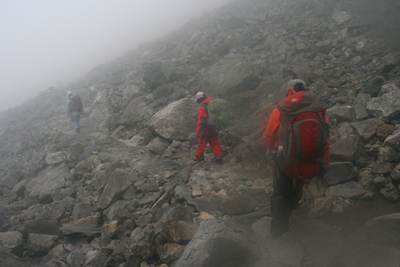 槍沢の登山道を下っている写真
