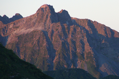 朝日に染まった北穂高岳の写真
