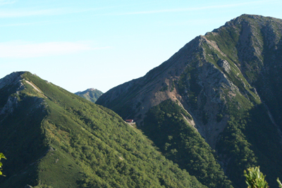 大天井ヒュッテと燕山荘の写真