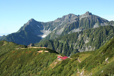 ヒュッテ西岳と穂高連峰の写真
