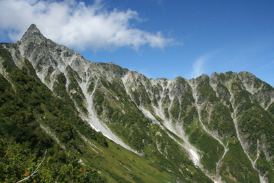 槍ヶ岳と北鎌尾根上部の写真