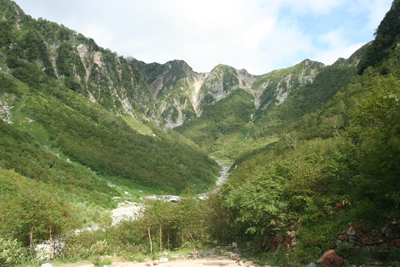 ババ平から見た槍沢と東鎌尾根の写真