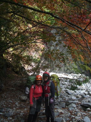 紅葉の下でＮさんとＫさんが並んでいる写真（Ｙさん提供）