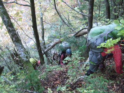 両門の滝の高巻きを登りすぎてしまい下っている写真（Ｙさん提供）