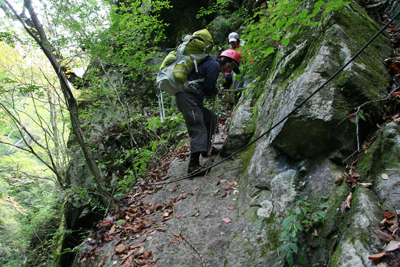 東沢の登山道の厳しいところを下っている写真