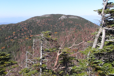 甲武信ヶ岳から見た三宝山の写真