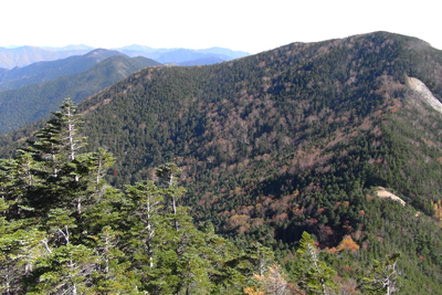 木賊山と雲取山方面の写真