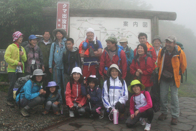 八合目の登山口での集合写真