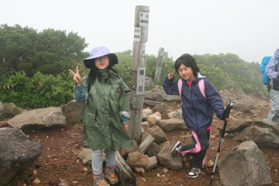 横岳山頂に到着した小３S.Kちゃんと小１H.Kちゃんの写真