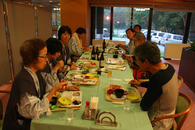 休暇村で夕食中の写真