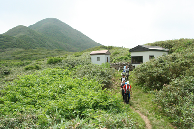 装束場から湯殿山を背に登り始めた写真