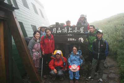 月山頂上小屋前での集合写真