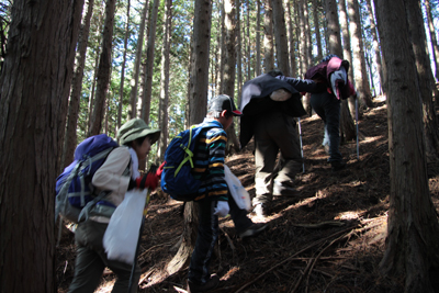 御林山への最後の登りもＡさんをサポートしているＳ君の写真