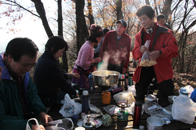 桜山山頂でうどんを作っている写真