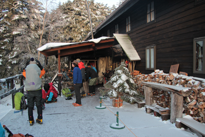２日目の朝の高見石小屋の前で出発準備をしている写真
