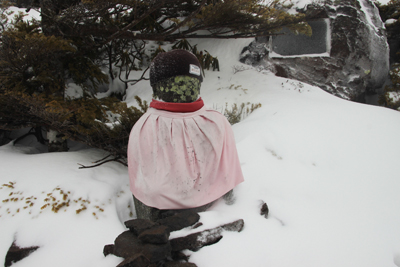 毛糸の帽子をかぶったお地蔵さんの写真