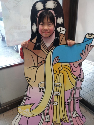 伏姫？の絵から顔を出したKちゃんの写真