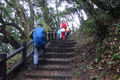 富山南峰への急な階段を登っている写真