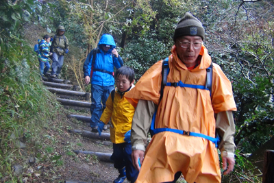 富山北峰と南峰のコルから下山している写真